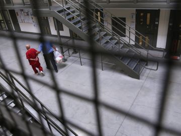 Un guardia traslada a un inmigrante detenido en una cárcel privada de California.