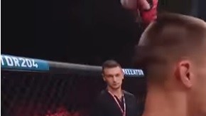 James Gallagher recibió una lección a manos de Ricky Bandejas