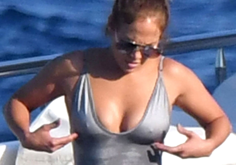 Jennifer Lopez luce los inusuales leggings acampanados y tenis de