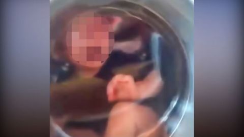 Niño es encerrado en la lavadora