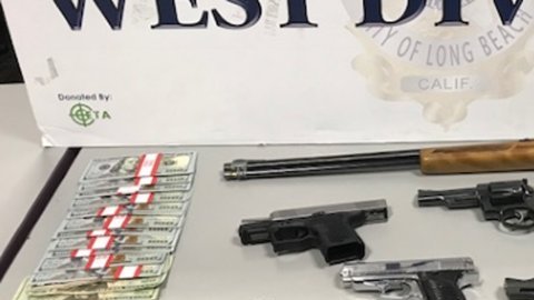 El arsenal incluía siete armas de fuego.