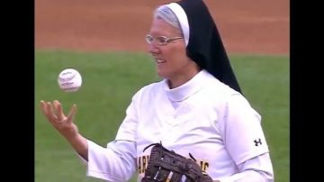 La hermana Mary Jo Sobieck lanzó la primera bola en Chicago.