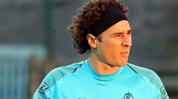 Guillermo Ochoa permanecerá en el Standard de Lieja de Bélgica