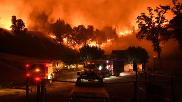 Bomberos realizan un incendio preventivo para defender a los hogares contra las llamas del incendio Mendocino Complex.