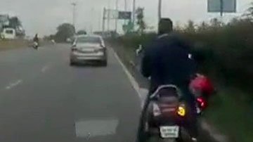 Un accidente de moto deja a una niña sola al volante.