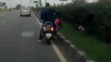 Un accidente de moto deja a una niña sola al volante.