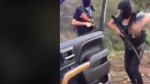 Presuntos criminales bailan "La Chona".