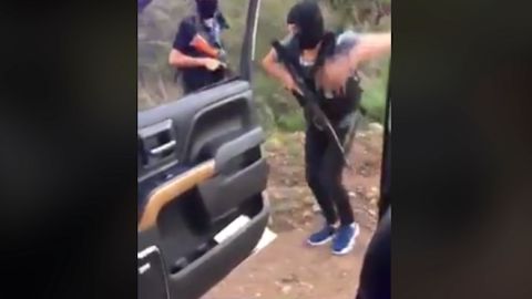 Presuntos criminales bailan "La Chona".