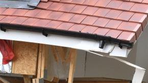 Cinco casas fueron demolidas, supuestamente por un constructor con una excavadora