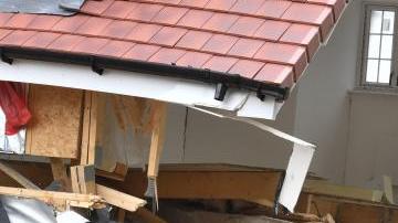 Cinco casas fueron demolidas, supuestamente por un constructor con una excavadora