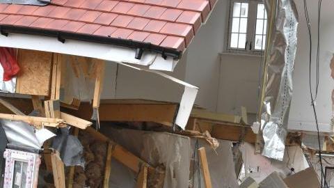 Cinco casas fueron demolidas, supuestamente por un constructor con una excavadora