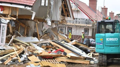 Cinco casas fueron demolidas, supuestamente por un constructor con una excavadora