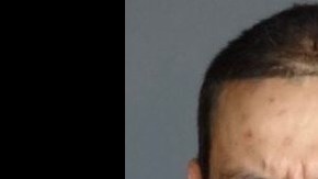 Octavio Curiel-Martínez, quien mide 5'7" y pesa unas 200 libras, sigue prófugo.