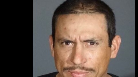 Octavio Curiel-Martínez, quien mide 5'7" y pesa unas 200 libras, sigue prófugo.