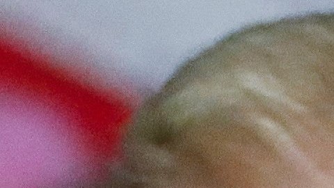 Donald Trump escucha el discurso de su principal asesora, Omarosa Manigault Newman, durante un acto de campaña en Carolina del Norte en 2016.