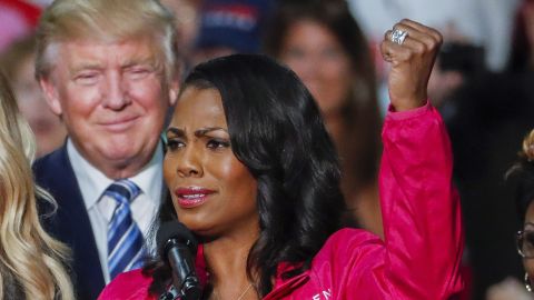 Donald Trump escucha el discurso de su principal asesora, Omarosa Manigault Newman, durante un acto de campaña en Carolina del Norte en 2016.