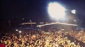 "Nuestros gritos cruzan muros. Gracias a los que siguen resistiendo a pesar de estar lejos de casa", dijeron los integrantes de Panteón Rococó.