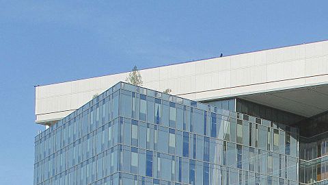 La demanda busca detener la demolición del Parker Center.