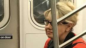 La mujer se sentó como si nada sobre los pies del desamparado.