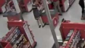 El padre confrontó al pervertido que estaba grabando a su hija.