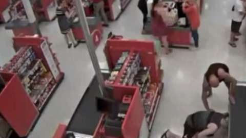 El padre confrontó al pervertido que estaba grabando a su hija.