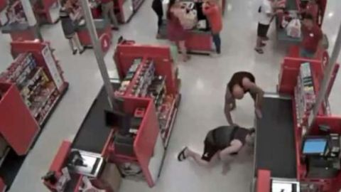 El padre confrontó al pervertido que estaba grabando a su hija.