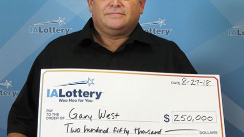 Gary West con su más reciente premio de lotería.