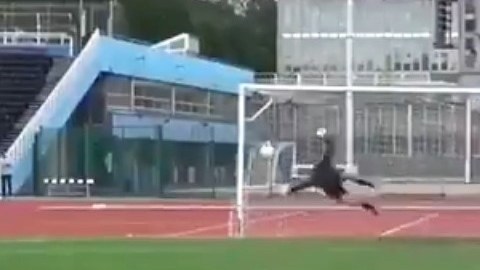 El brasileño Roberto Carlos sigue rompiendo el balón.