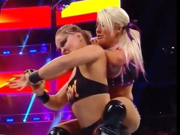 Ronda Rousey fue campeona de la WWE tras vencer a Alexa Bliss.