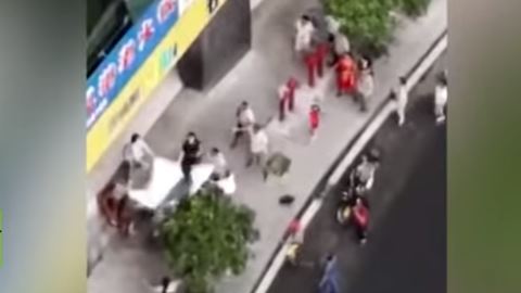 Niño cae en sábana y se rompe