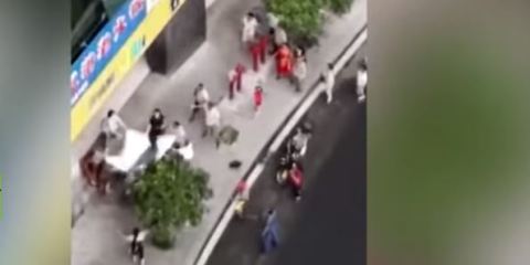 Niño cae en sábana y se rompe
