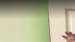 Roman Dinkel, de tan solo dos años, está aprendiendo a caminar superando su condición de espina bífida