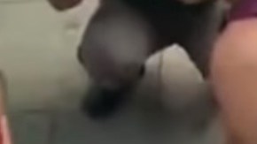 Un anciano se desmaya en la estación de tren y una joven le salva la vida.