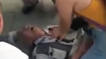 Un anciano se desmaya en la estación de tren y una joven le salva la vida.