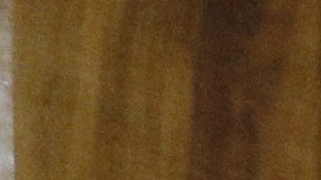 Un cliente contempla un AR-15, arma utilizada en el tiroteo en la preparatoria Marjory Stoneman Douglas, en Parkland, Florida.