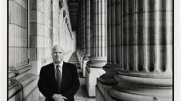 La Galería Nacional de Retratos de la Institución Smithsonian difundió una icónica fotografía del fallecido senador republicano por Arizona, John McCain. Foto: Sen. John S. McCain III by Steve Pyke, 2005