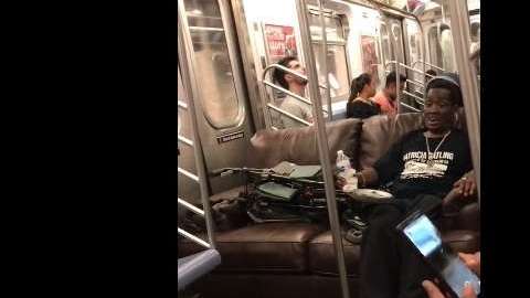 Una sala instalada en pleno vagón del Metro NYC
