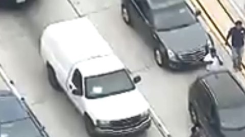 Varios conductores se reunieron en torno al puesto improvisado.