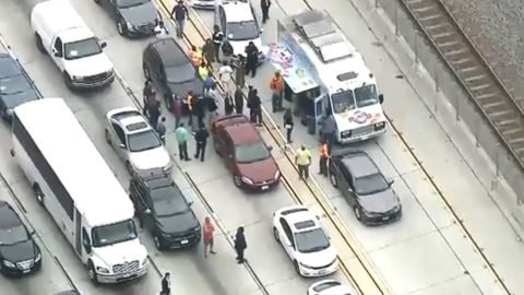 Varios conductores se reunieron en torno al puesto improvisado.