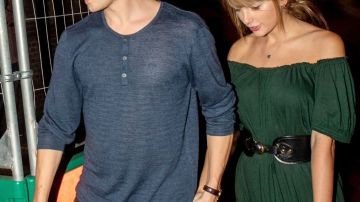 Taylor Swift en compañía de su novio el actor Joe Alwyn.