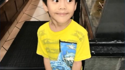 John Kevin, de 6 años.