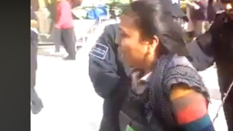 Policía detiene a vendedora de torillas.