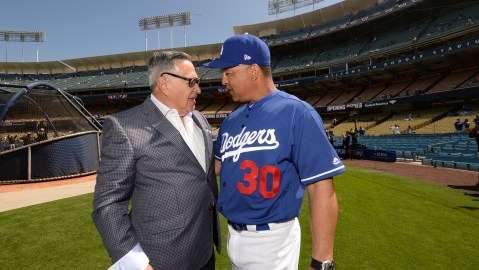 El manager de los Dodgers, Dave Roberts, ilustra el enorme respeto por Jarrín