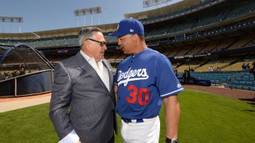 El manager de los Dodgers, Dave Roberts, ilustra el enorme respeto por Jarrín