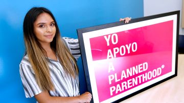 Jessy sostiene un letrero indicando su apoyo a Planned Parenhood. / Aurelia Ventura/La Opinion)
