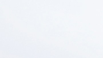 El sgto. Kevin Tiwari muestra el aparato loalizador que rastrea la señal que emite la pulsera. (Aurelia Ventura/La Opinion)