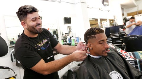 Ulises Benavides se ha destacado en el mundo del corte de cabello por sus habilidades con las tijeras. (Aurelia Ventura/La Opinion)
