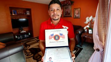 Fernando Araujo muestra el certificado de ciudadanía que acaba de obtener, luego de más de dos décadas de pagar miles de dólares a abogados y representantes que no hicieron nada por ayudarle. (Aurelia Ventura/La Opinion)