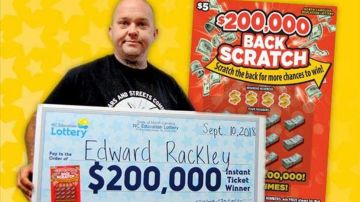 Edward Rackley con su premio de la lotería.