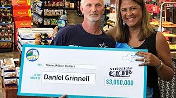 Grinnel con su premio de la Lotería de Nueva York.